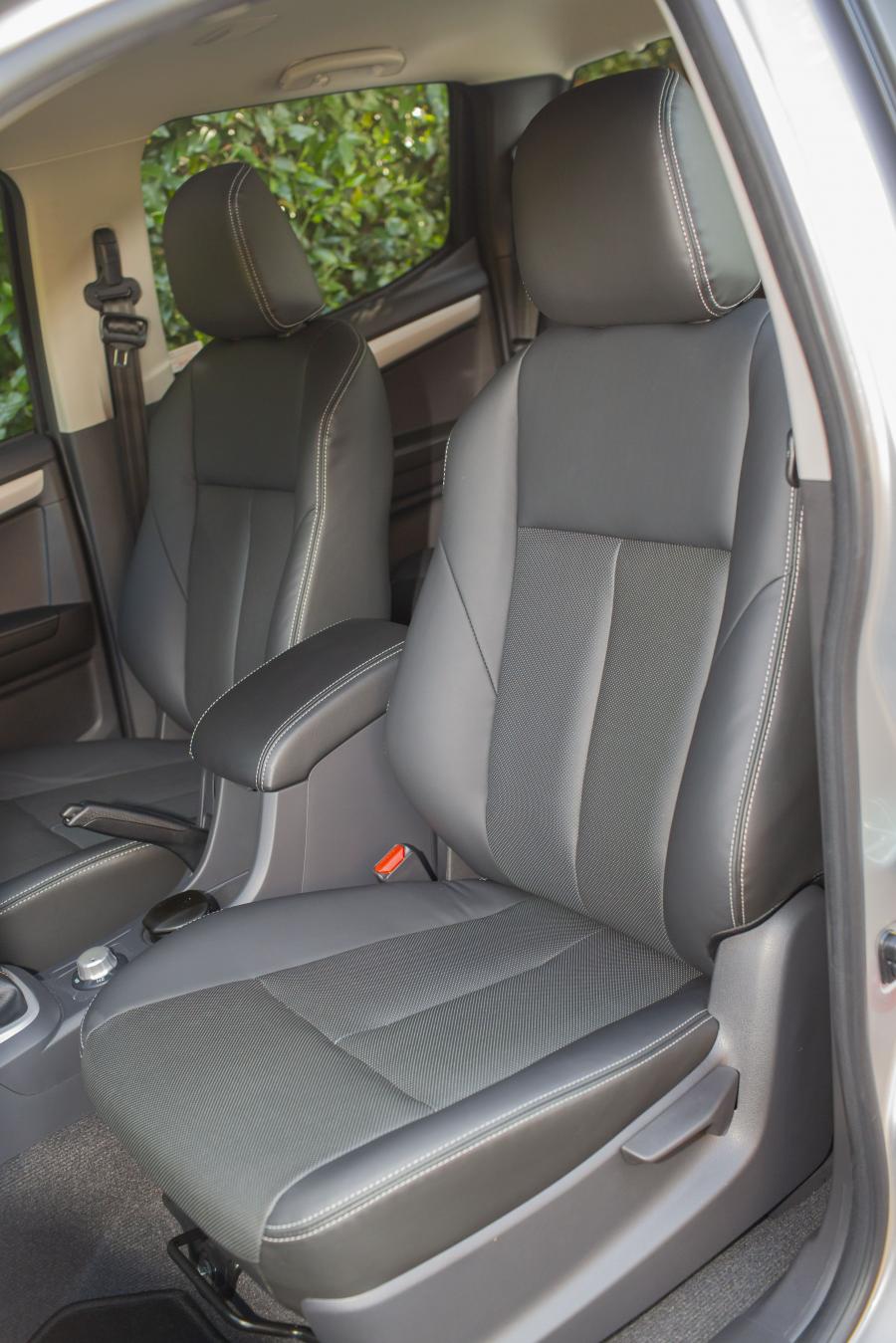 Интерьер Isuzu D-Max Utah Double Cab 2017 года  (UK) (фото 7 из 10)